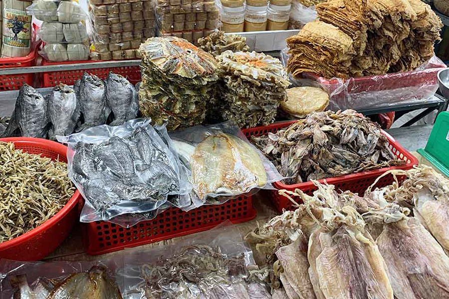 La diversité des produits au marché flottant de Rach Gia