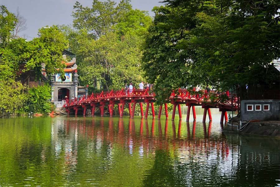 Temple de Ngoc Son et le lac de Hoan Kiem est une attraction emblématique du Vietnam