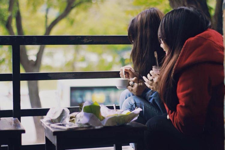 Boire une tasse de café chaud dans l'ambiance froide de Noel à Hanoi est inoubiable 