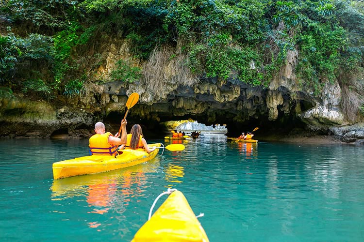 N'oubliez pas de louer un kayak pour découvrir la baie de Lan Ha