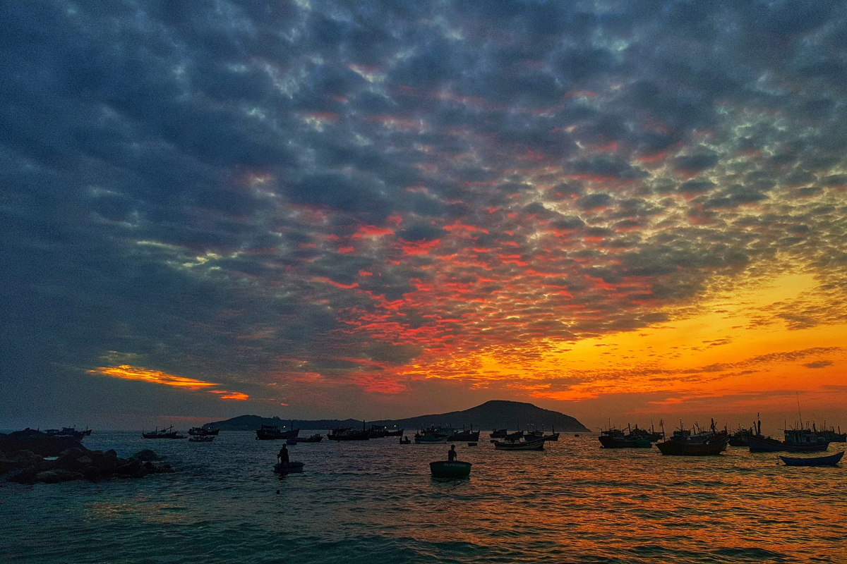 Coucher du soleil majestueux sur l'ile de Mai Nha
