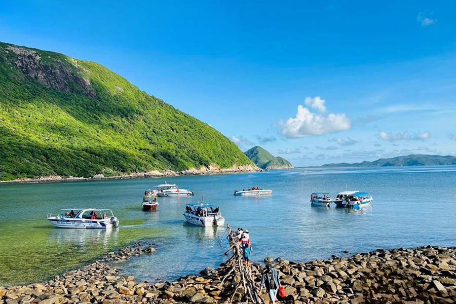 La période idéale pour visiter l'ile de Sept Côtés est de mars à septembre