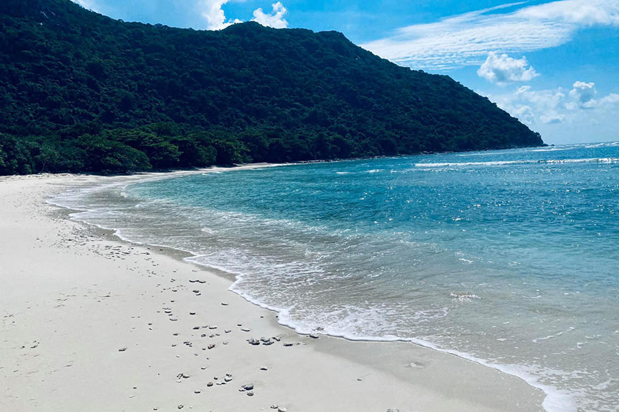 la belle plage à l'ile de Sept Côtés