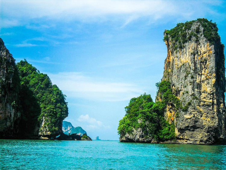 Les iles calcaire sur la mer sont l'attraction principale de Ao Nang