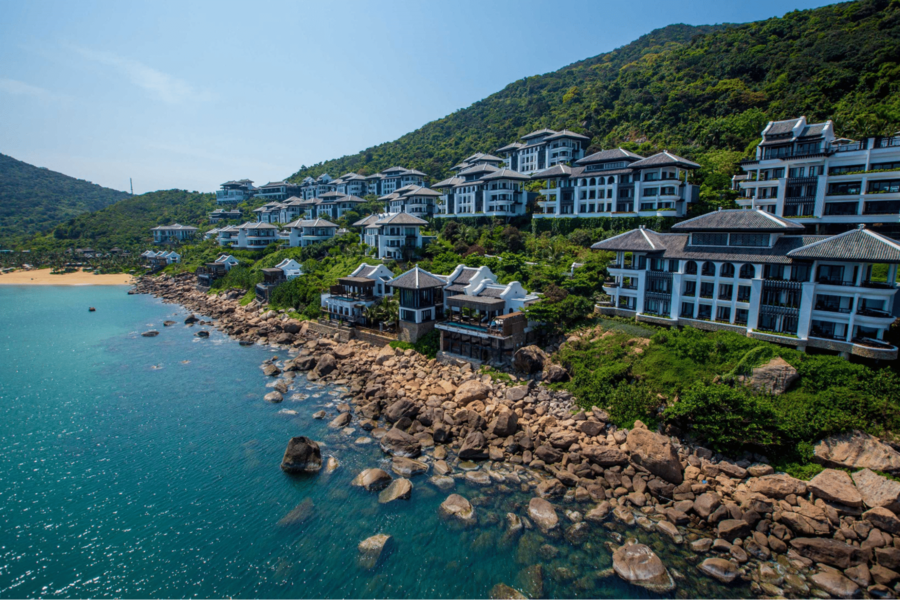 Resort de luxe InterContinental Danang niché dans la nature, exemple d’architecture durable et haut de gamme au Vietnam