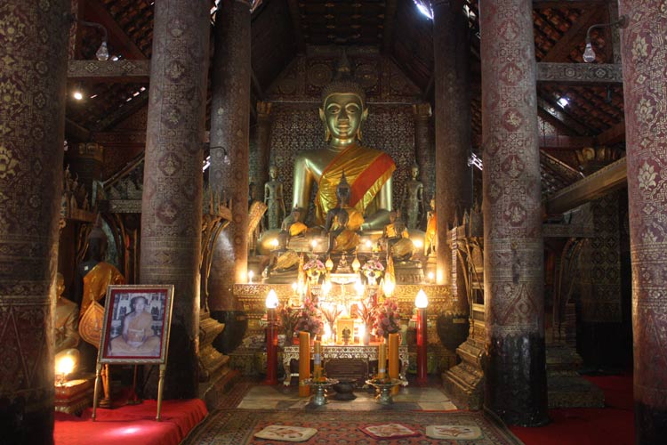 La décoration à l'intérieur de Wat Xieng Thong est sophistiquée