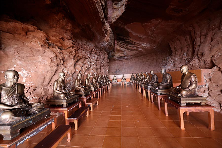 À l'intérieur du Wat Phu Tok à Bueng Kan