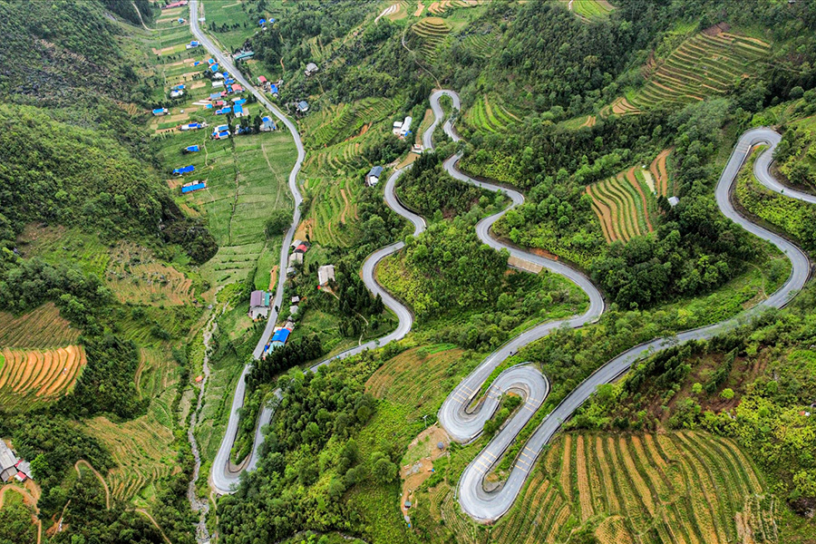 Les cols majestueux de Ha Giang fascinent les voyageurs par leur beauté spectaculaire
