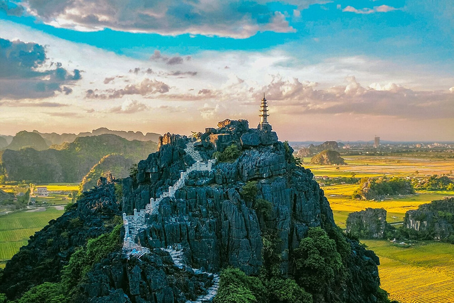 Vue panoramique depuis la montagne Hang Mua à Ninh Binh