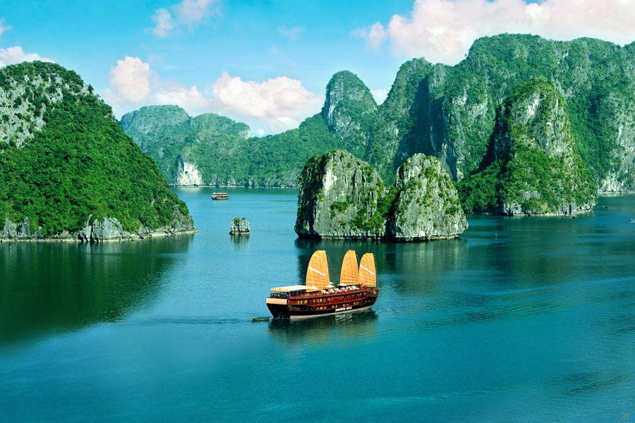 Baie d'Halong est une attraction dans les itinéraires bien recommandés dans le circuit Vietnam Cambodge.