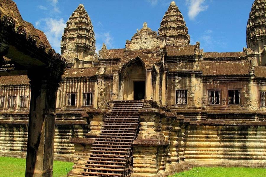 Angkor Wat est une attraction dans les itinéraires bien recommandés dans le circuit Vietnam Cambodge.