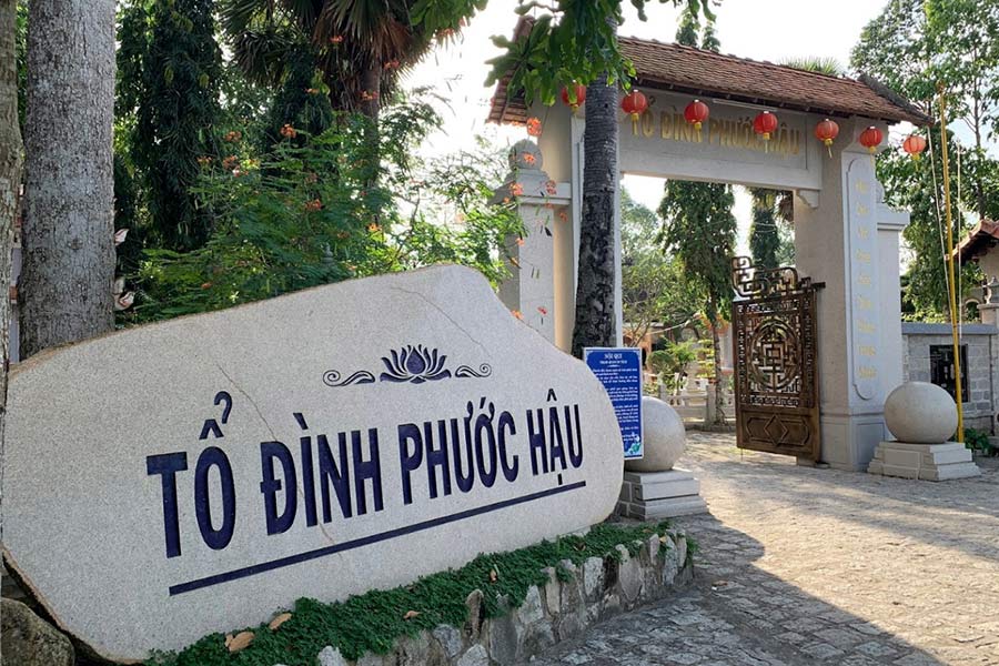Le jardin aux écritures bouddhiques en pierre est situé dans l'enciente de la pagode Phuoc Hau