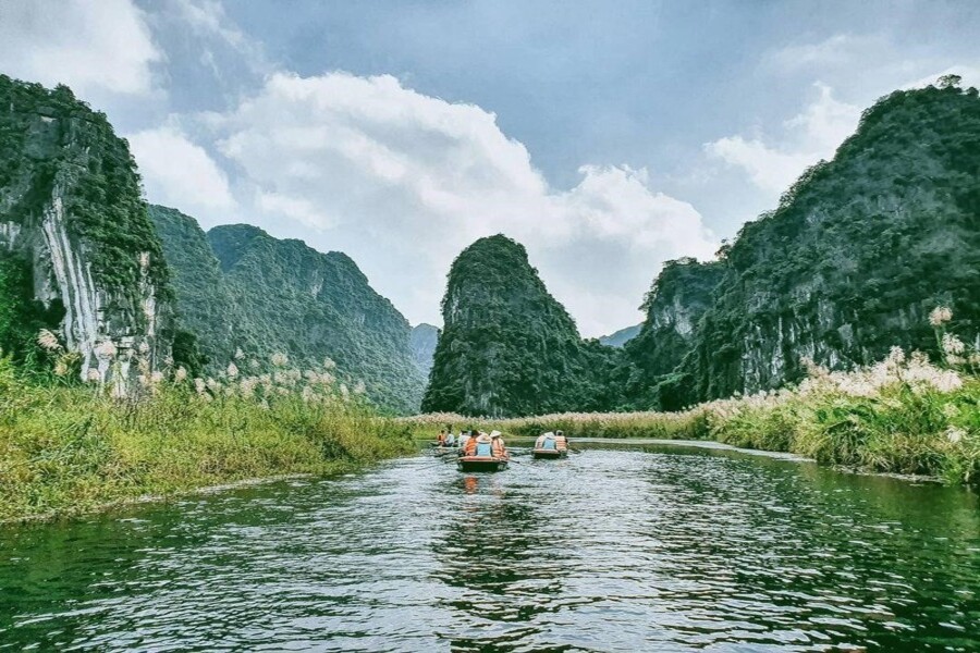 Matinée dorée à Kenh Ga – Van Trinh en pleine saison sèche, idéale pour voguer entre les montagnes calcaires et savourer les sources thermales paisibles