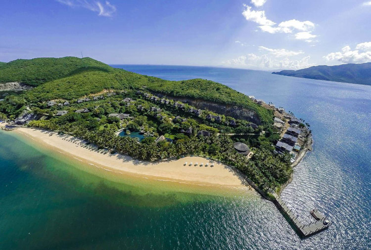 La plage de Nha Trang est célèbre pour son sable fin et ses eaux cristallines.