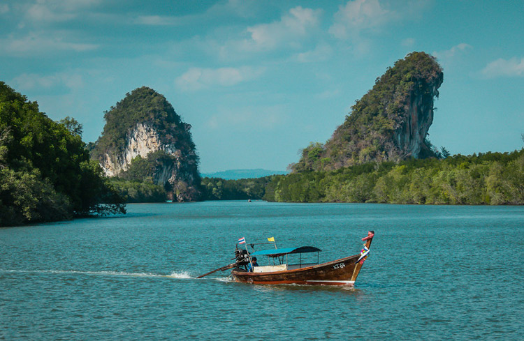 Rivière de Pak Nam est renommée par Khao Khanab Nam - une zone des montagnes calcaires