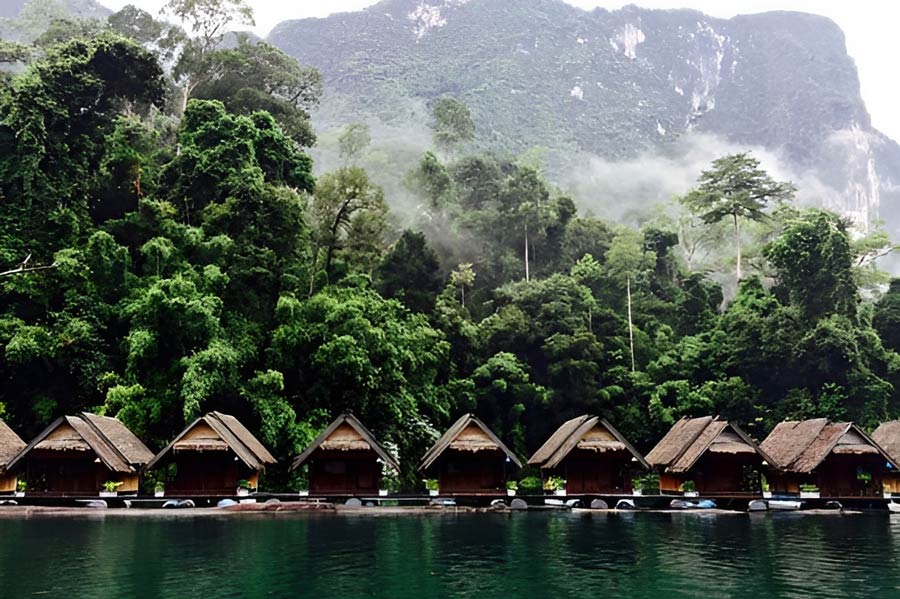 Le complexe semble immergé dans la nature de Khao Sok