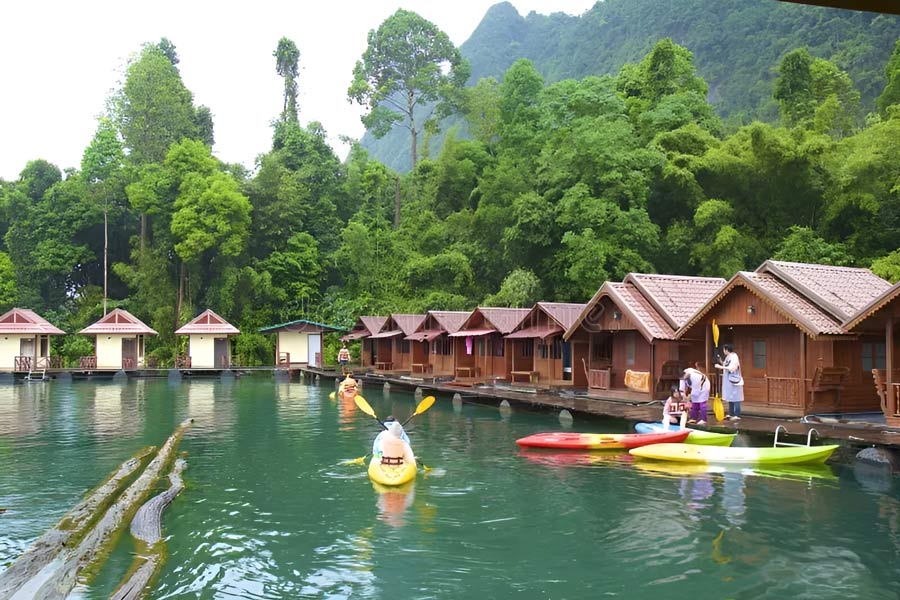 Plongez dans les eaux bleues de Khao Sok en canoë