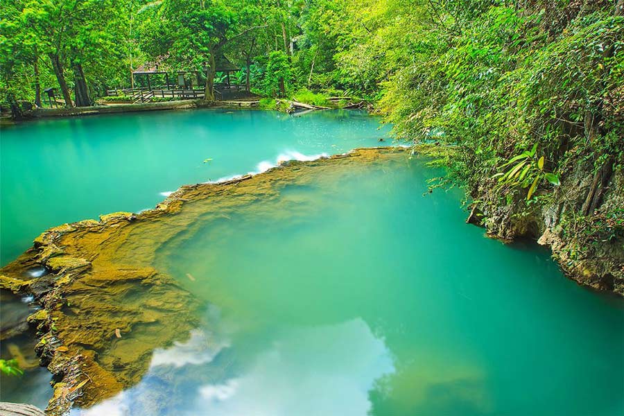 Sources chaudes de Klong Thom avec de l'eau bleue claire