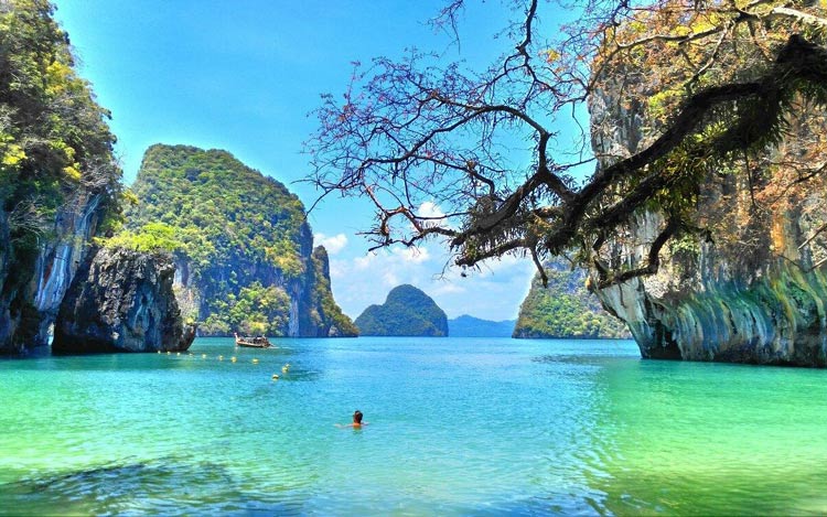 Non seulement il y a des montagnes, mais Koh Khong fascine également les touristes avec ses plages vert émeraude