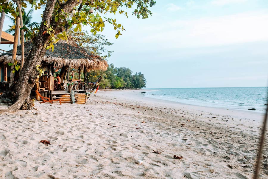 L'île de Koh Jum est située au large de Krabi.