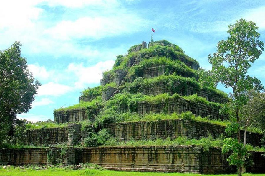 La pyramide de Prasat Thom à Koh Ker