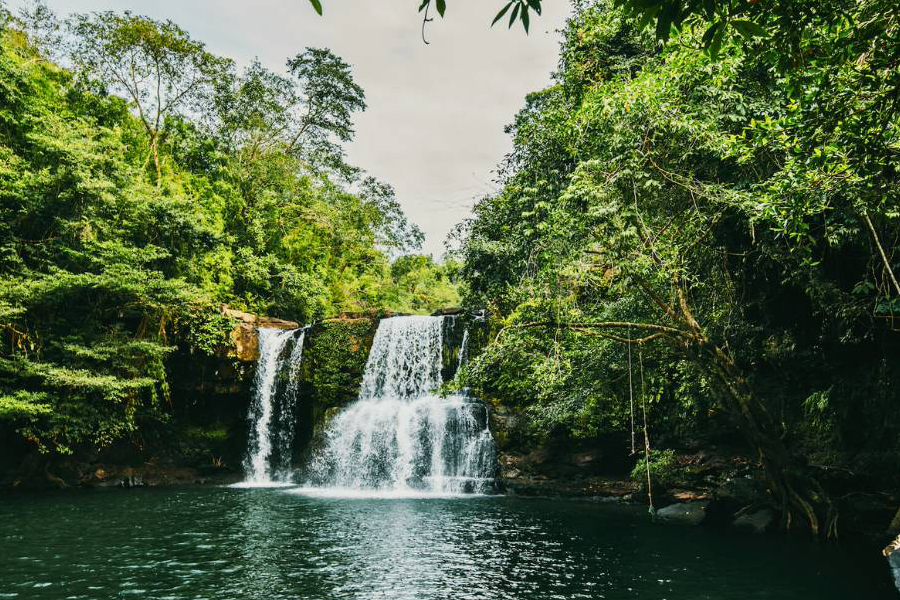 Située au cœur de l’île de Koh Kut, la cascade Khlong Chao est une halte nature idéale pour ceux qui aiment l’aventure douce