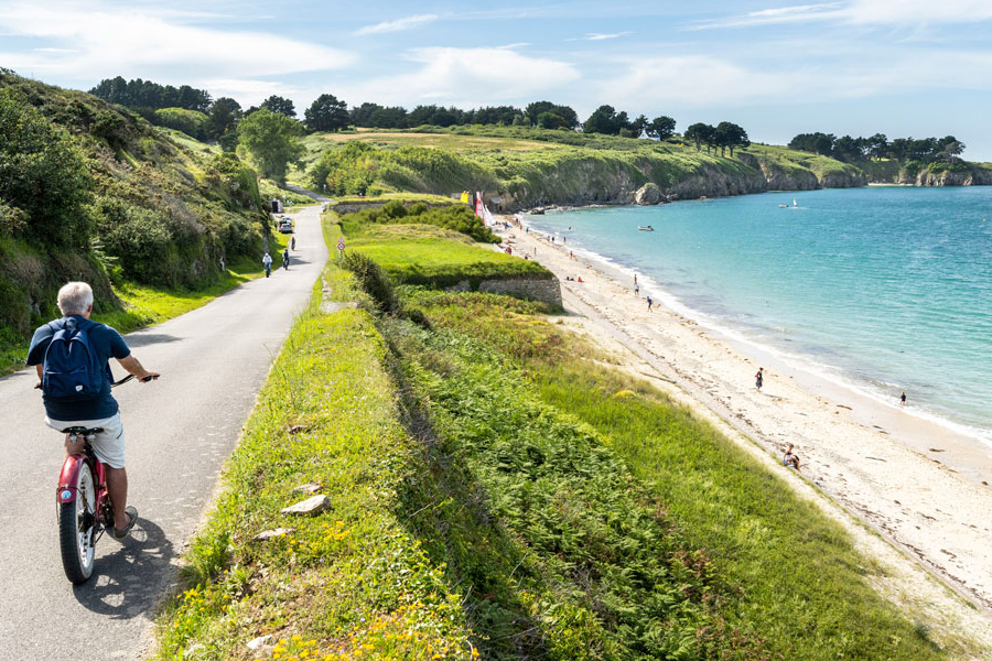 Faire le tour de l’île de Koh Lan en scooter est une façon à la fois pratique et plaisante 