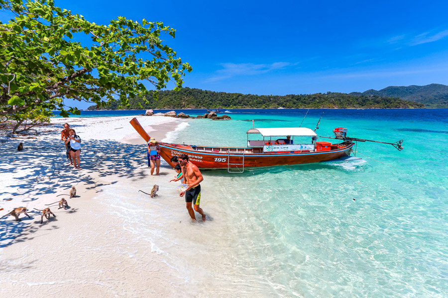 Plage de Patong à Koh Lipe : un véritable paradis pour les amateurs d'activités nautiques et de détente au bord de l'eau