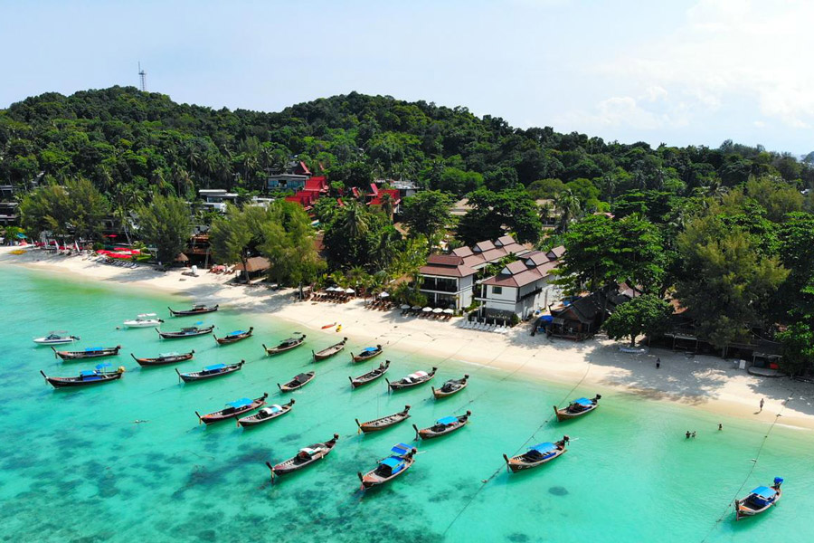 Profitez d'une aventure en kayak à Koh Lipe, en pagayant dans ses eaux cristallines et en découvrant des paysages spectaculaires