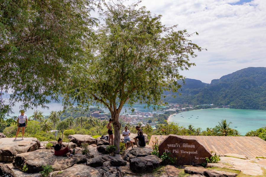 Marcher vous aide à profiter de la nature à Koh Phi Phi