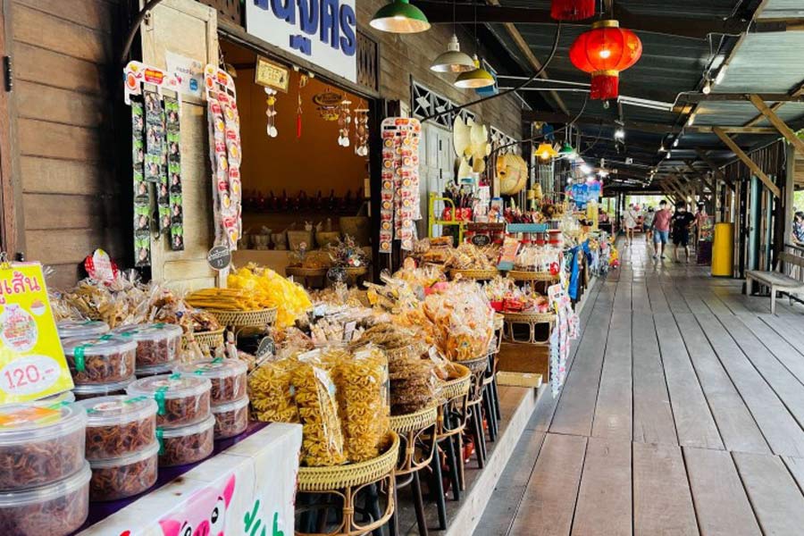 Boutiques vendant de la nourriture et de l'artisanat au marché flottant