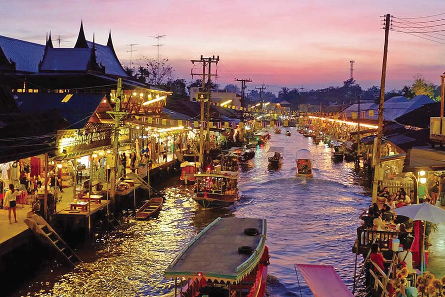 Le marché flottant de Ko Kloi s'illumine le soir