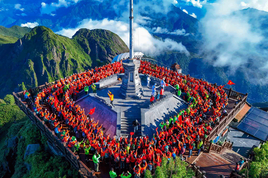 Cérémonie patriotique au sommet du Fansipan pour la fête nationale