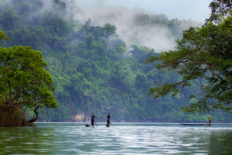 La vie des habitants locaux (les Tay, Nung) est liée étroitement aux eaux et aux montagnes
