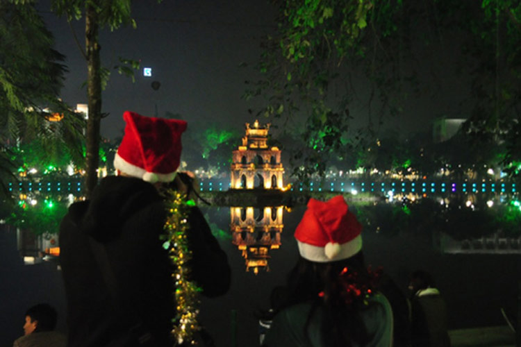 Lac de Hoan Kiem est briallant dans la soirée de Noel