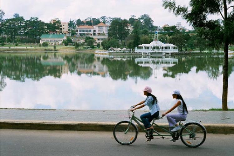 Faire un tour à vélo autour du lac de Xuan Huong
