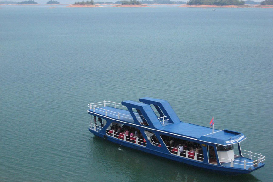 Explorer le lac Nam Ngum en bateau