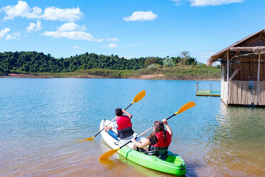 Faire du kayak est une activité incontournable à Nam Ngum