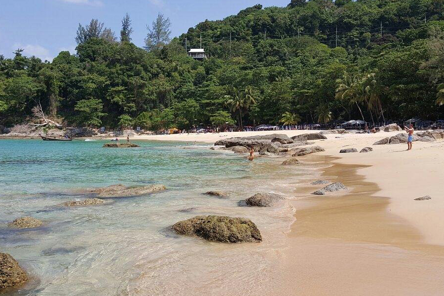 La plage Laem Sing se trouve sur la côte ouest de Phuket