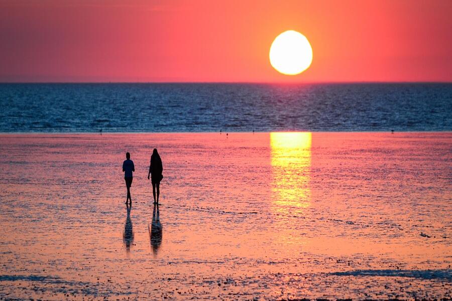 Marcher sur le sable doré de la plage Laem Sing est une expérience apaisante