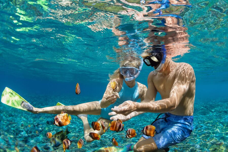 La plage de Laem Sing est réputée pour ses eaux claires, idéales pour le snorkeling