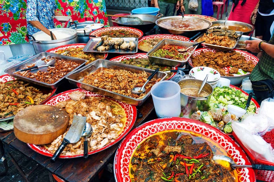 Tenter les saveurs typiques de la street food thaïlandaise à la plage de Laem Sing