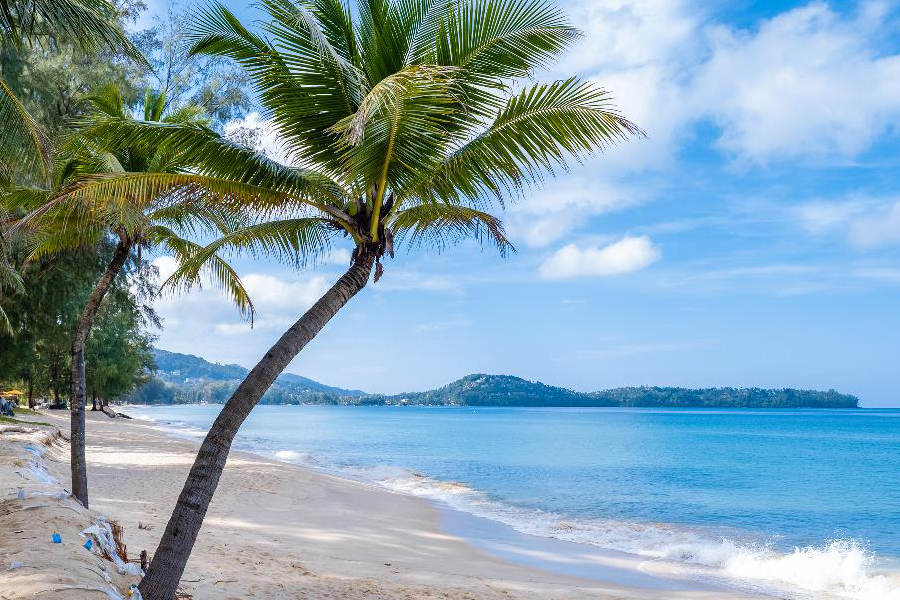 Plage de Surin est à quelques pas de la plage de Laem Sing