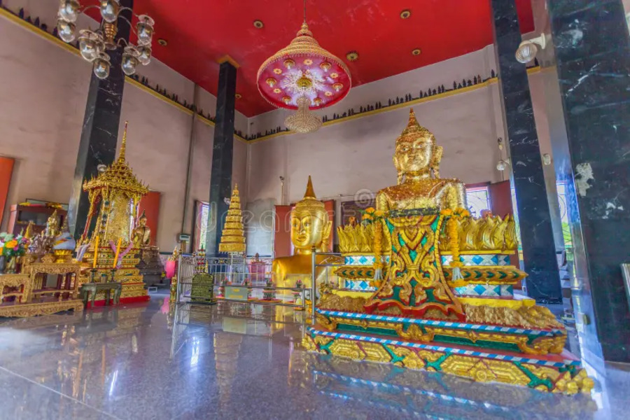 Ce temple insolite abrite une statue de Bouddha à moitié enfouie dans le sol