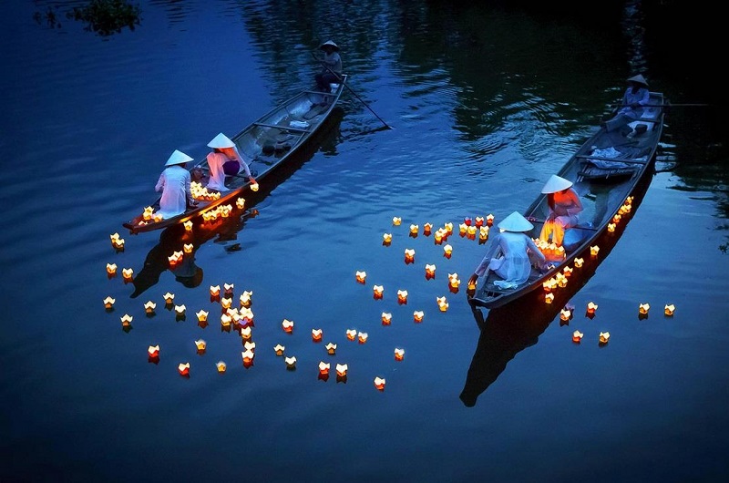 Jeter des lanternes à Hoi An