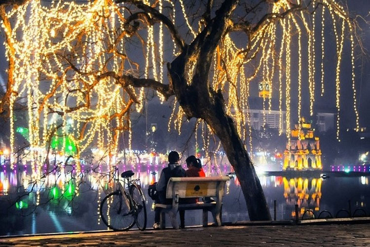 Lac de Hoan Kiem est briallant dans la soirée de Noel