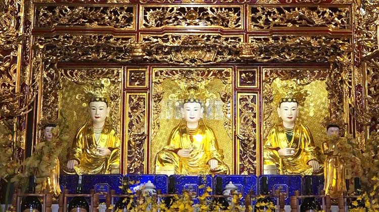 Au temple de Ky Cung, certains objets d'autel ont une valeur historique des dynasties Le et Nguyen