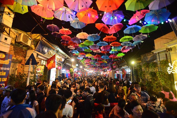 Festival unique du village de la soie de Van Phuc