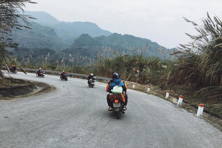Découvrir les routes sinueuses de Bac Kan à moto est une expérience extraordinaire pour les amoureux de l'aventure