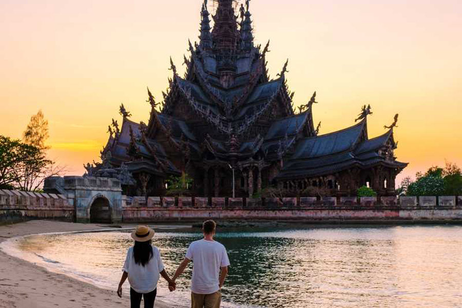 Marcher ensemble le long de la plage de Pattaya